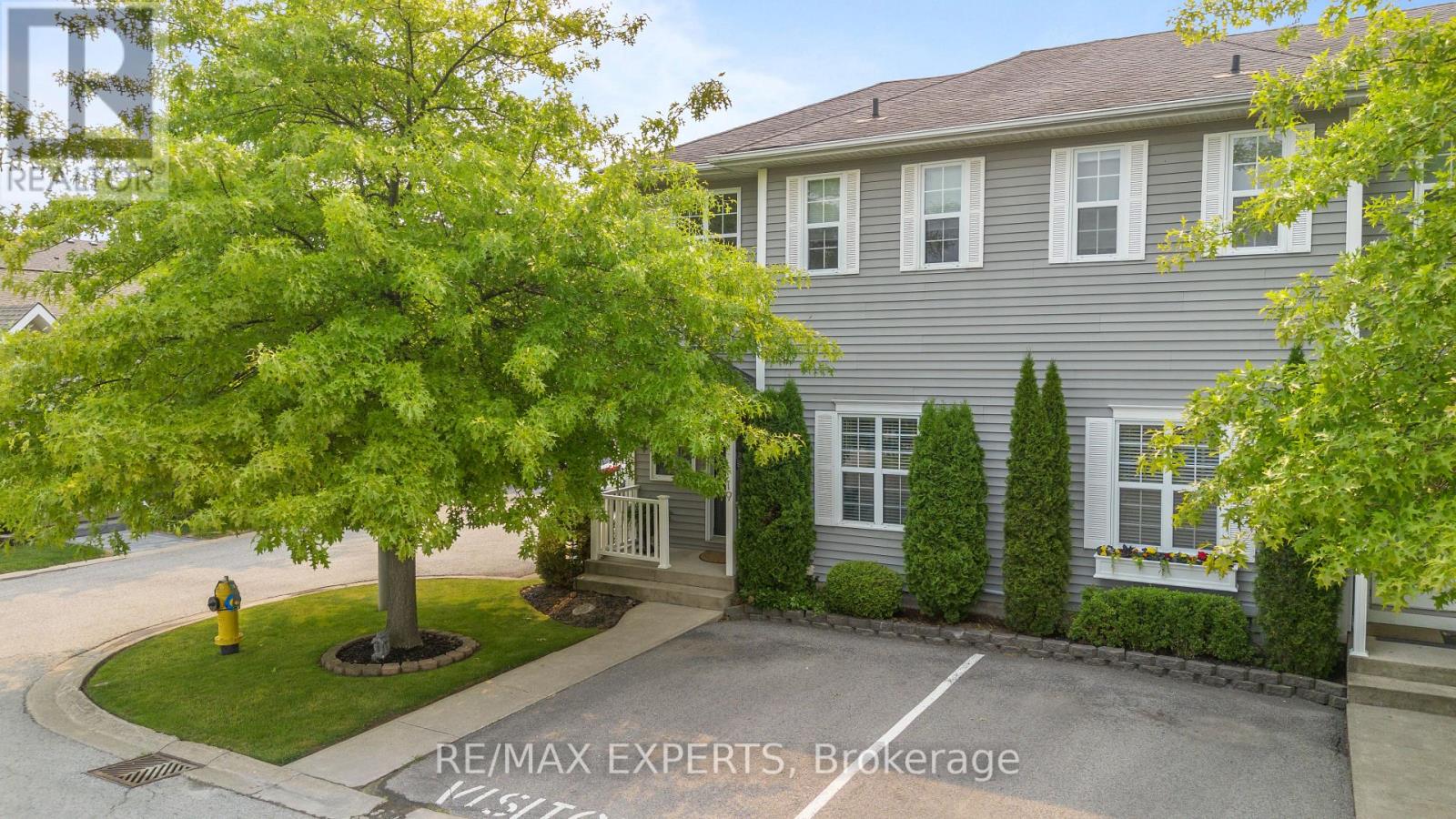 #19 608 SIMCOE STREET - 1