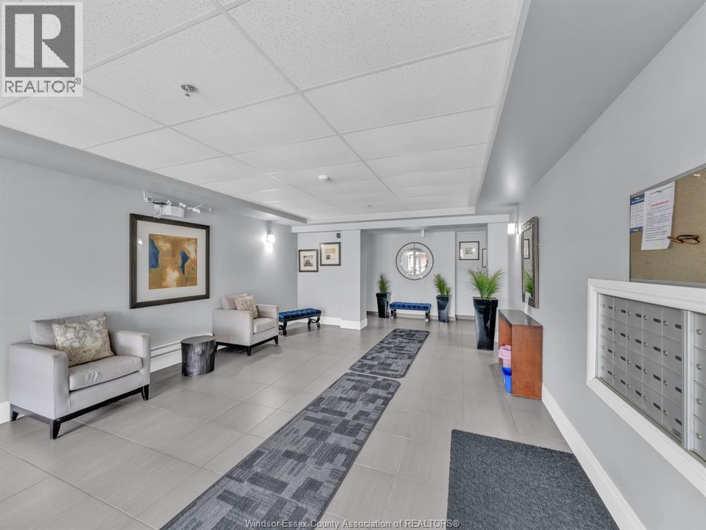 #402 8475 WYANDOTTE East - 14
