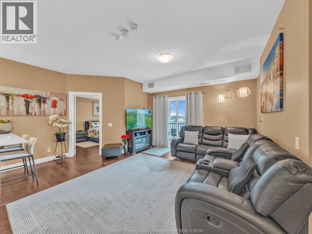 #402 8475 WYANDOTTE East - 20