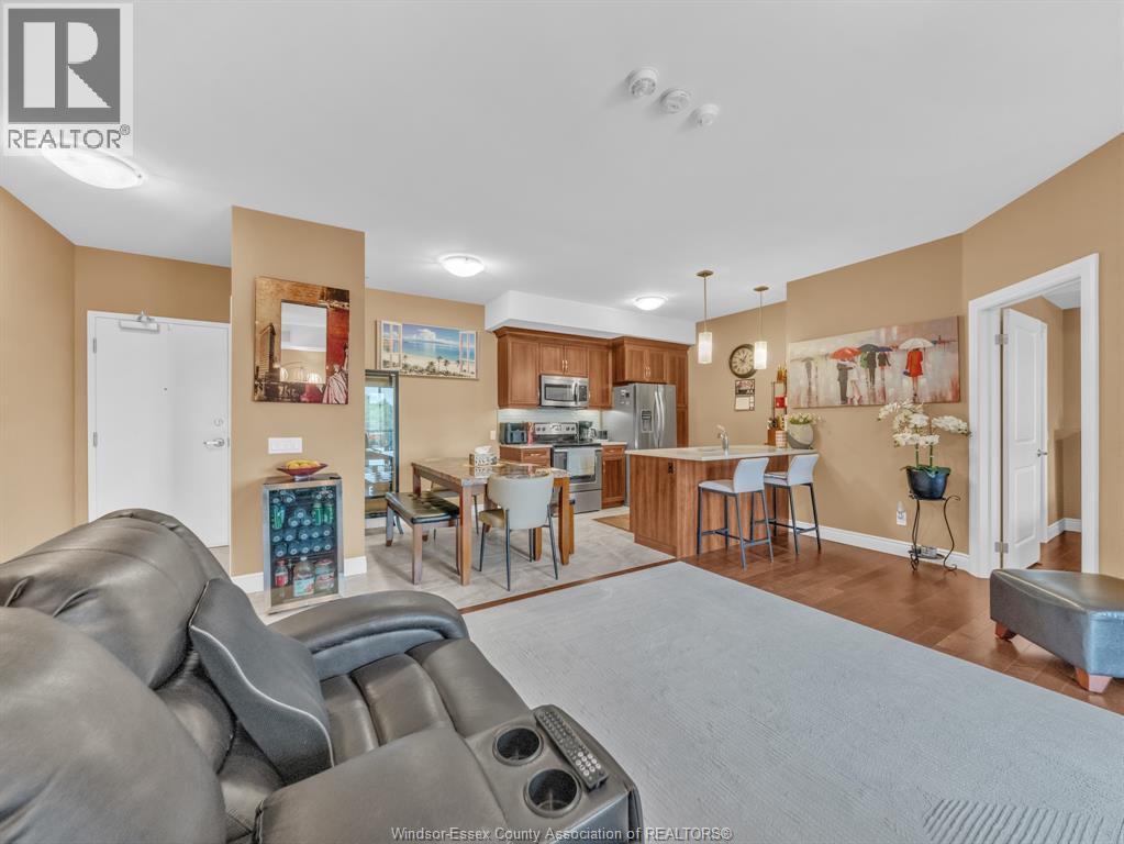 #402 8475 WYANDOTTE East - 23