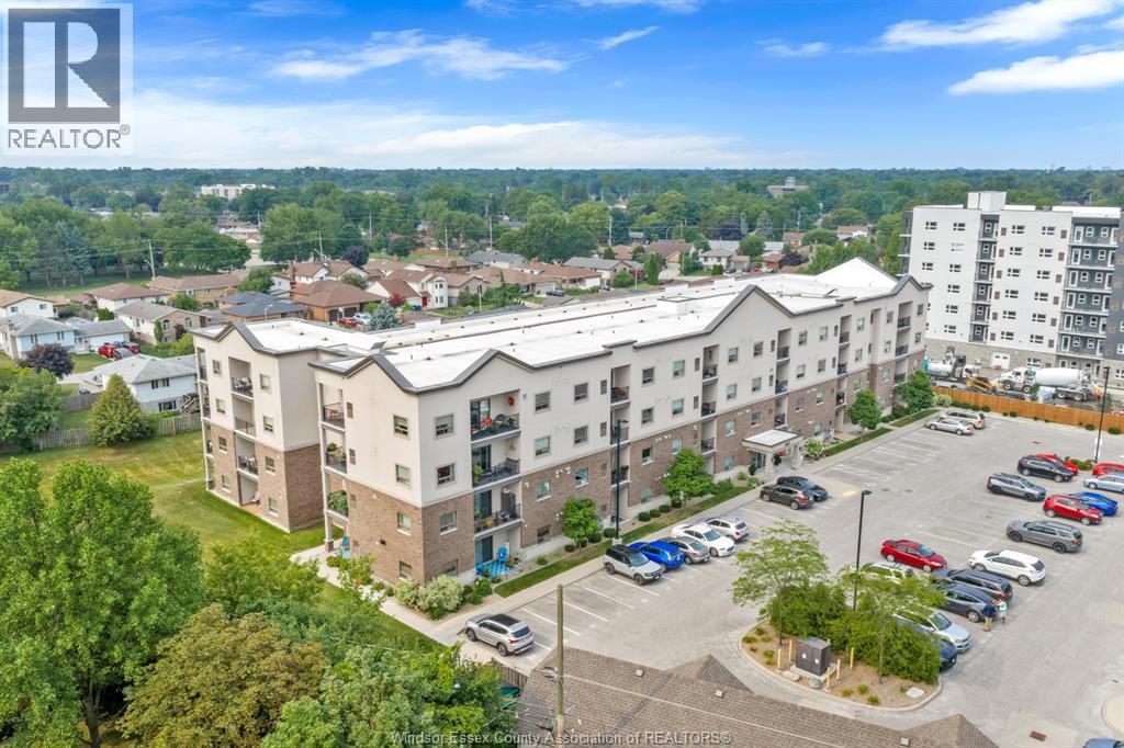 #402 8475 WYANDOTTE East - 3