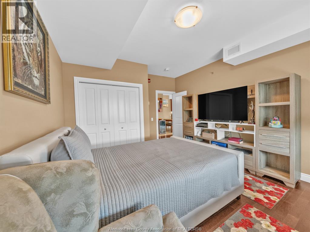 #402 8475 WYANDOTTE East - 34