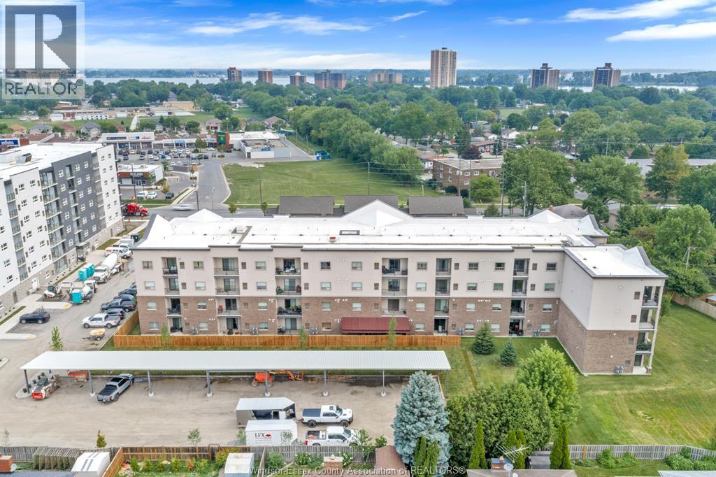#402 8475 WYANDOTTE East - 5