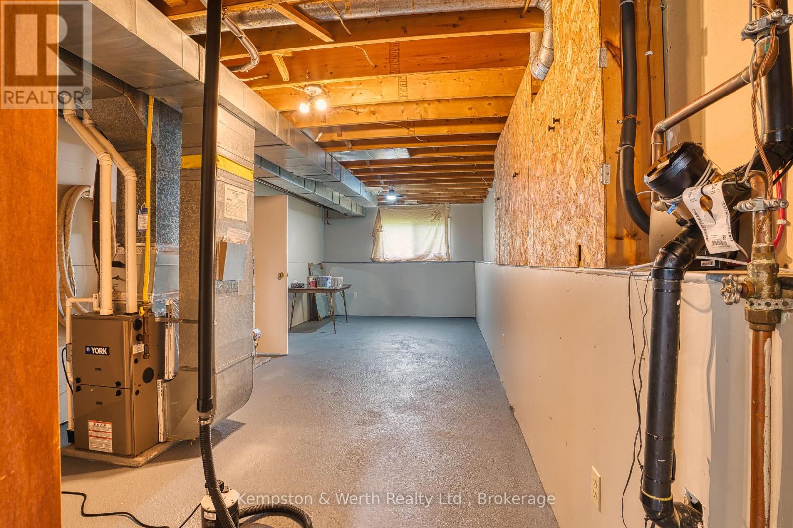 718 EDGAR STREET W - Image 33