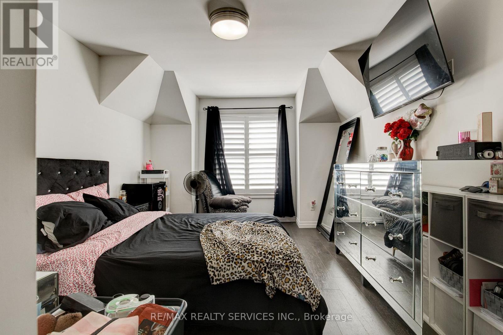 240 TAMARACK BLVD BOULEVARD - 25