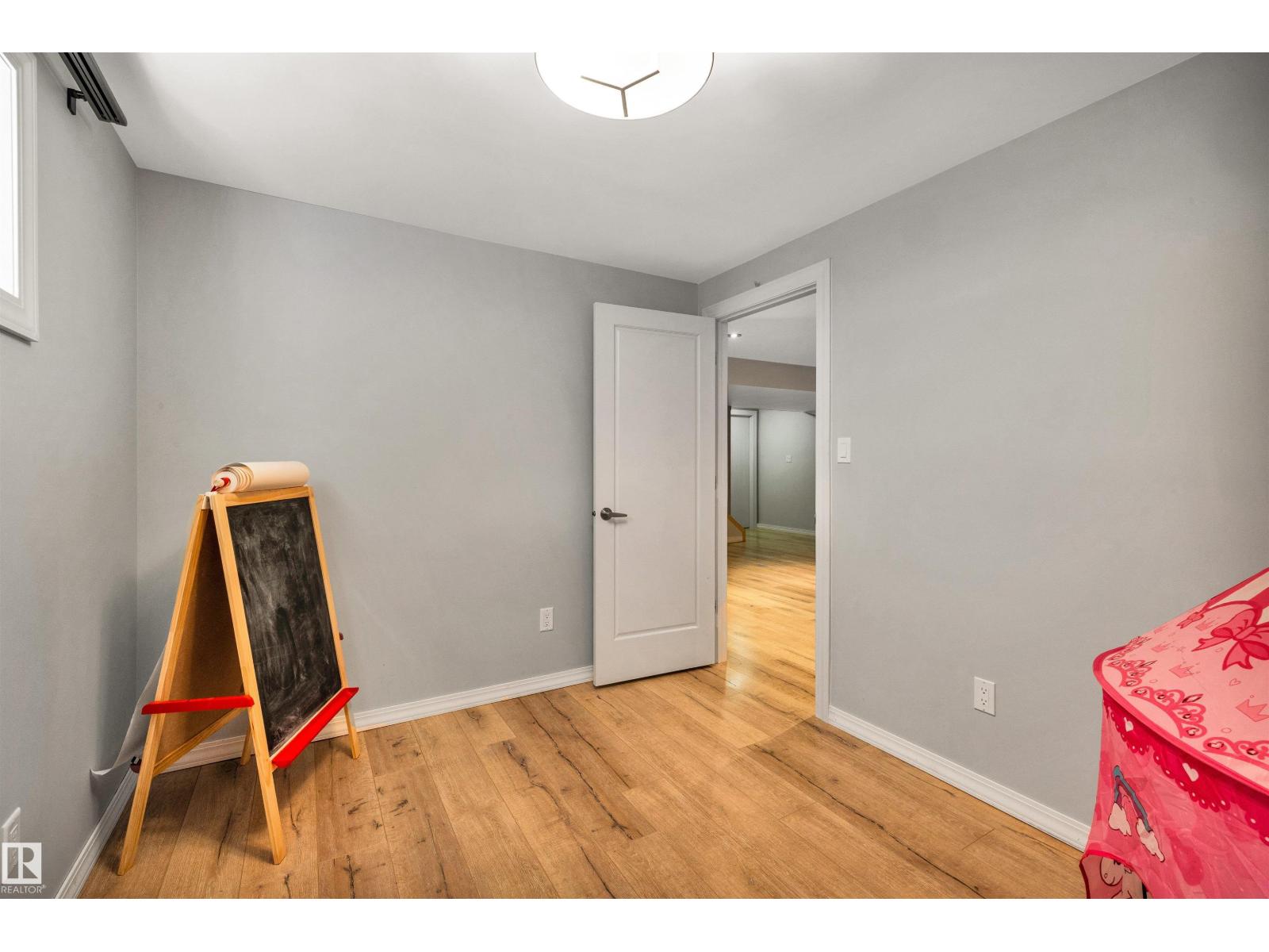 11935 21 AV SW - 50