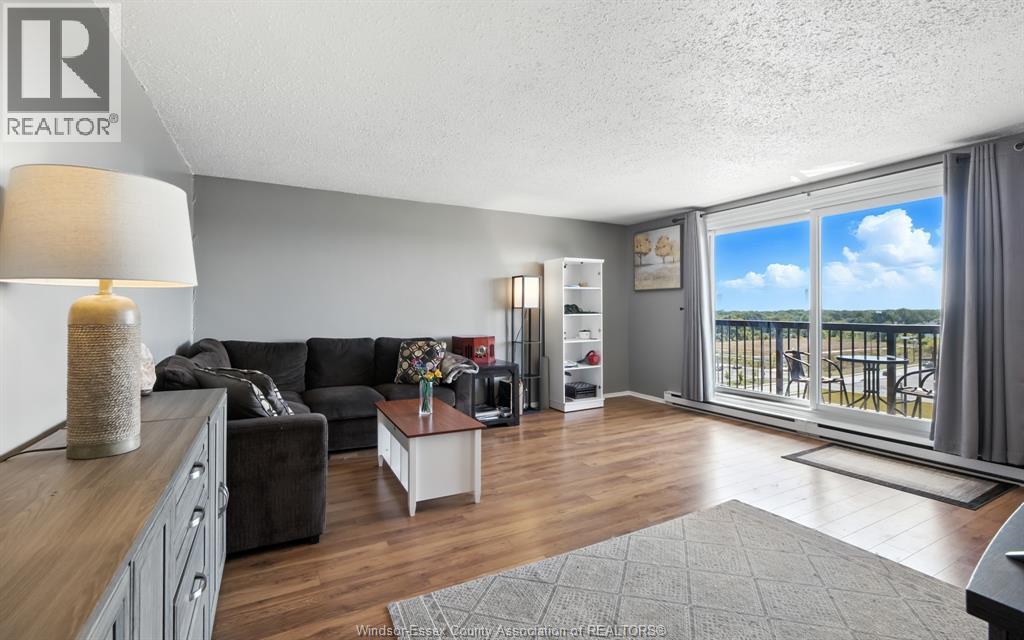#909 3936 WYANDOTTE STREET East - 1