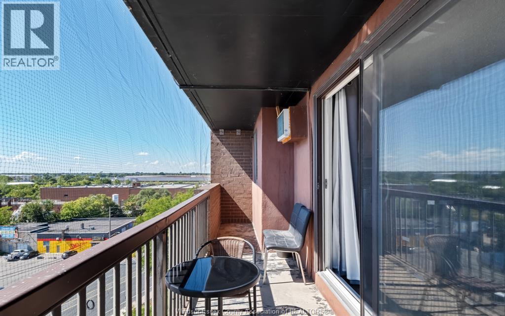 #909 3936 WYANDOTTE STREET East - 13