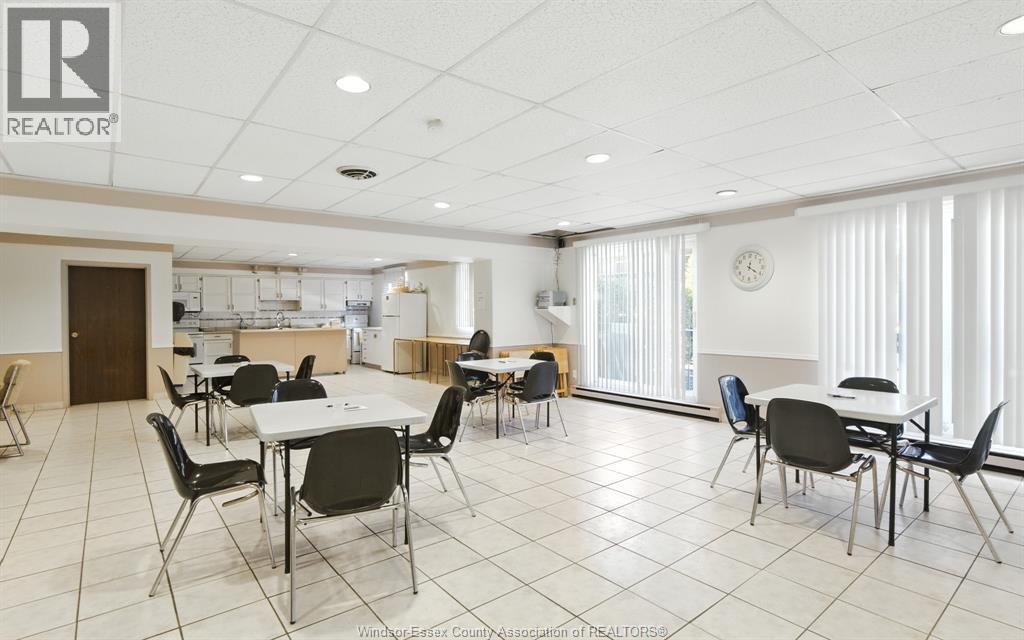 #909 3936 WYANDOTTE STREET East - 24
