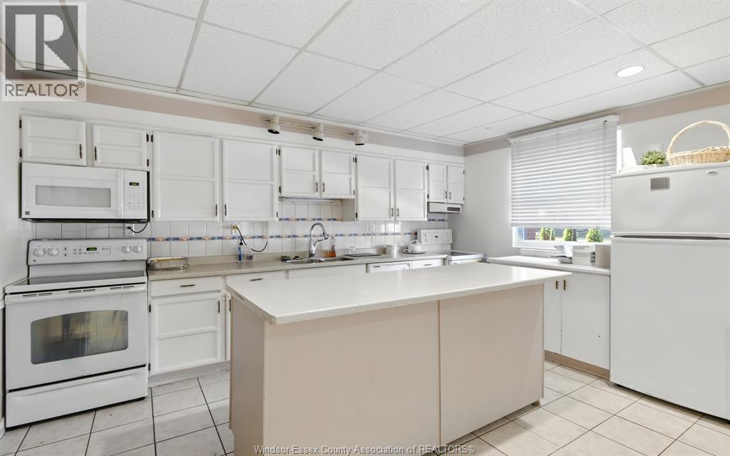 #909 3936 WYANDOTTE STREET East - 25