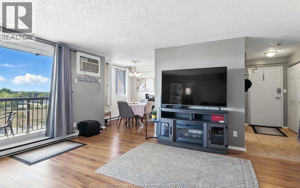 #909 3936 WYANDOTTE STREET East - 3