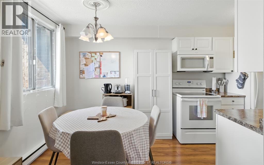 #909 3936 WYANDOTTE STREET East - 4