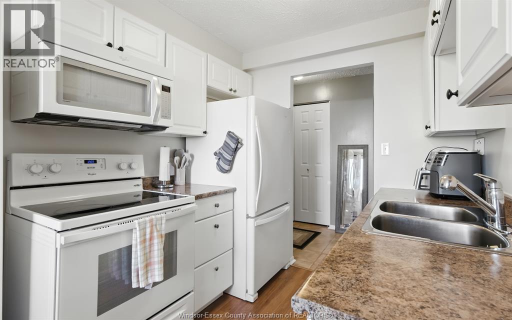 #909 3936 WYANDOTTE STREET East - Image 6