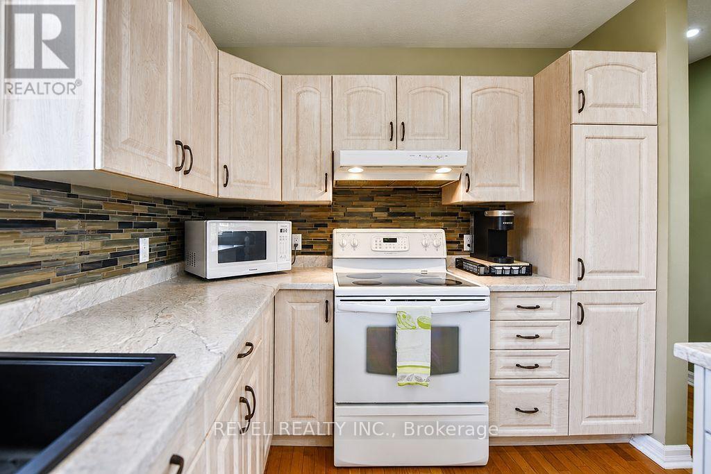 57 HUDSON CRESCENT - 13
