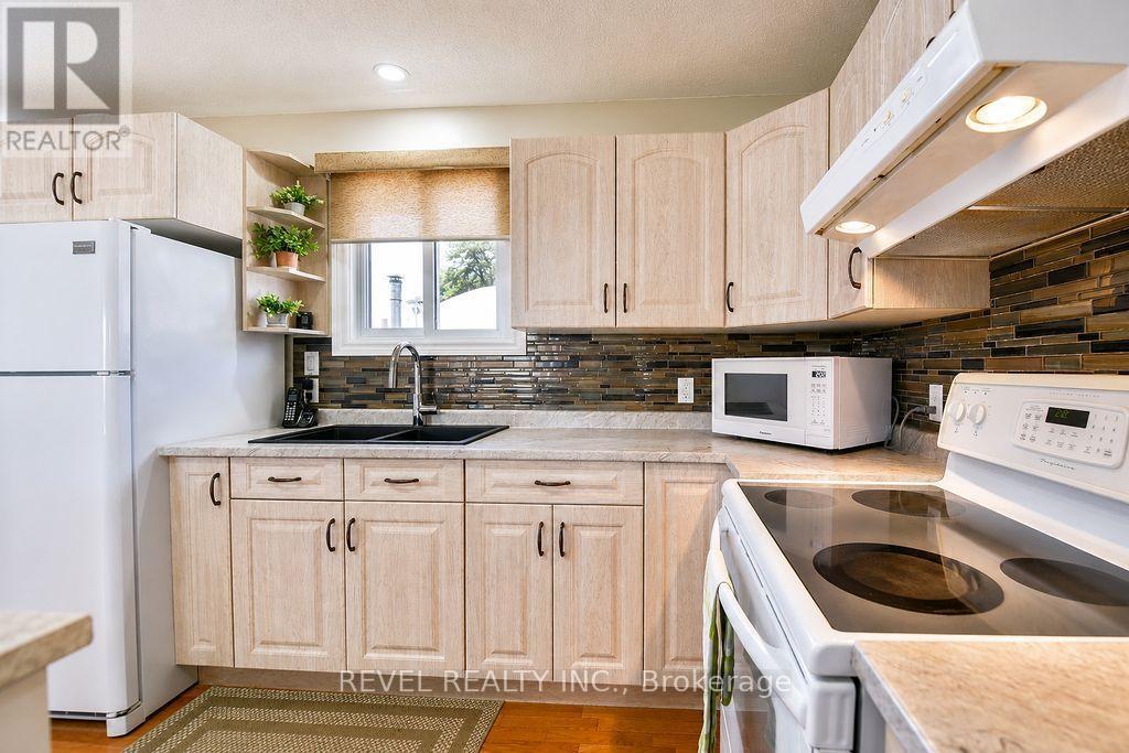 57 HUDSON CRESCENT - 14