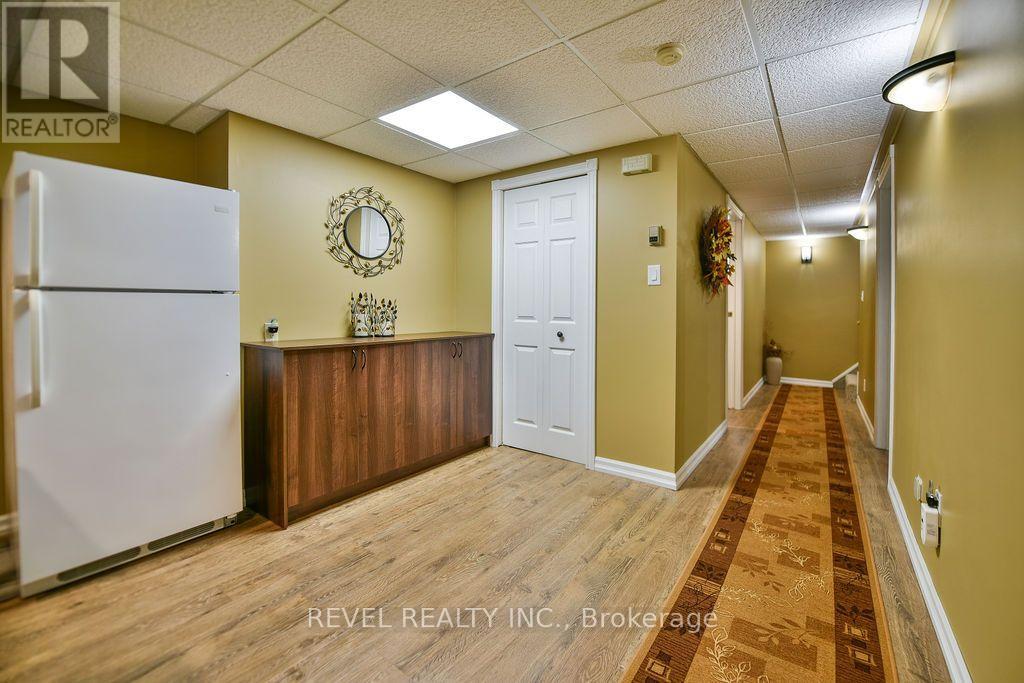 57 HUDSON CRESCENT - 32