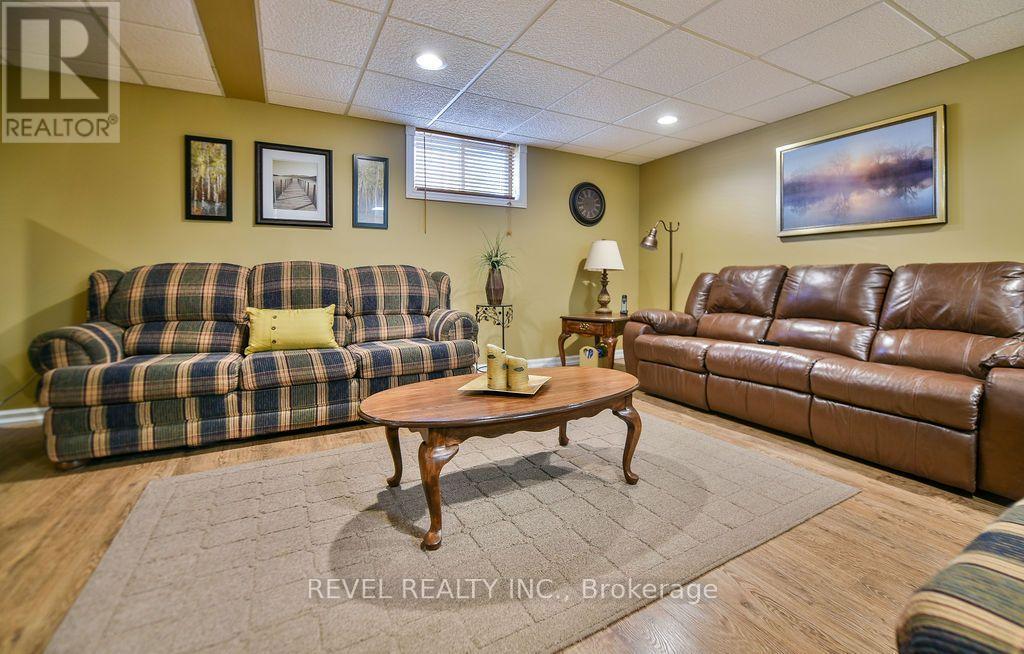 57 HUDSON CRESCENT - 34