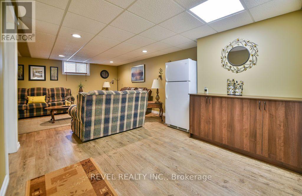 57 HUDSON CRESCENT - 37