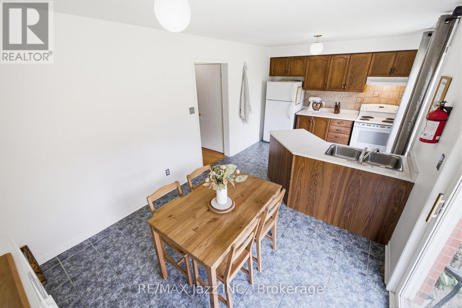 1855 DALHOUSIE CRESCENT - 17