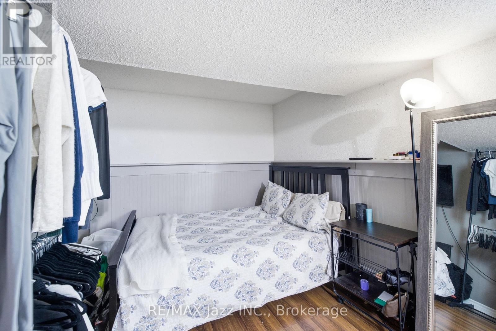 1855 DALHOUSIE CRESCENT - 31
