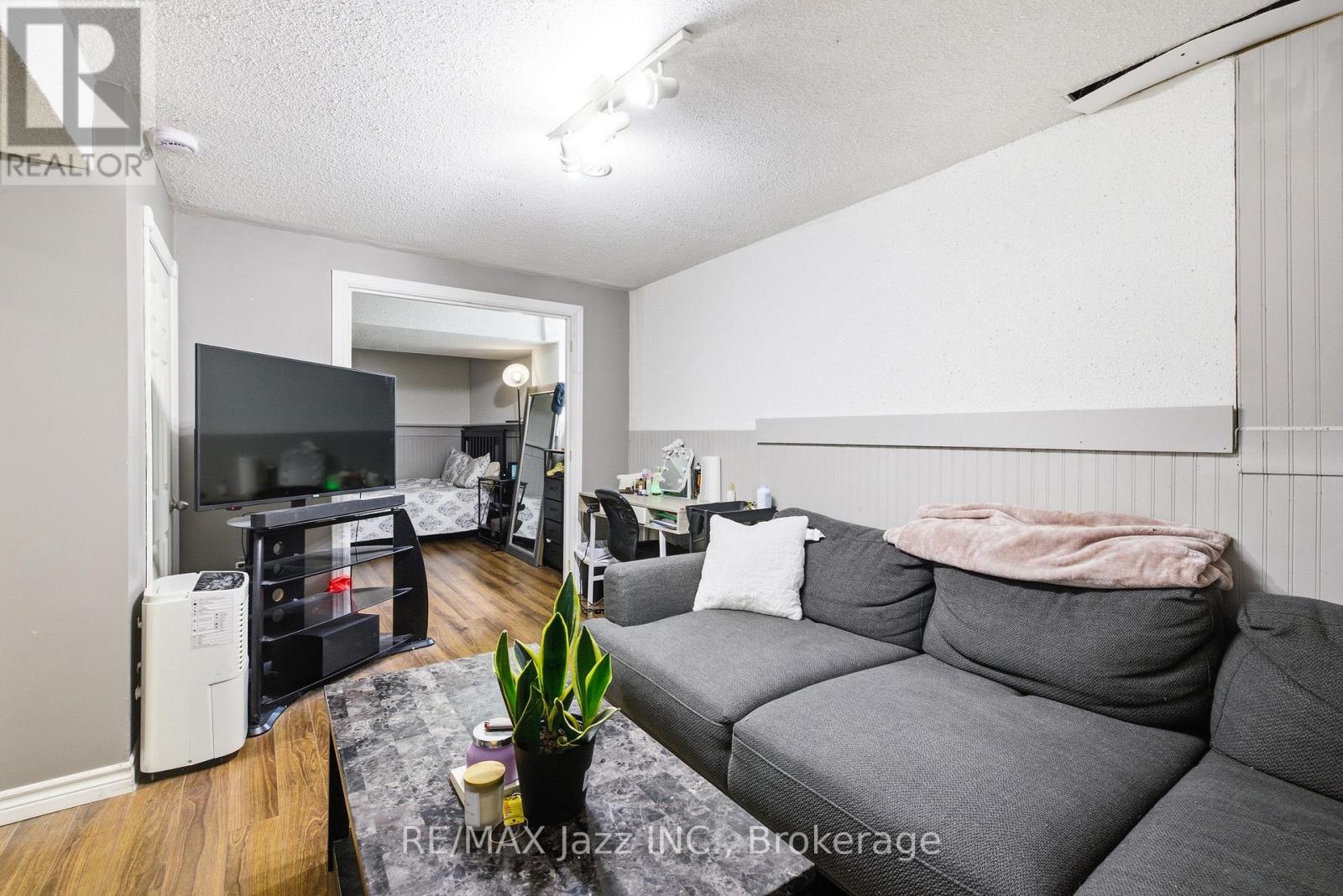 1855 DALHOUSIE CRESCENT - 34