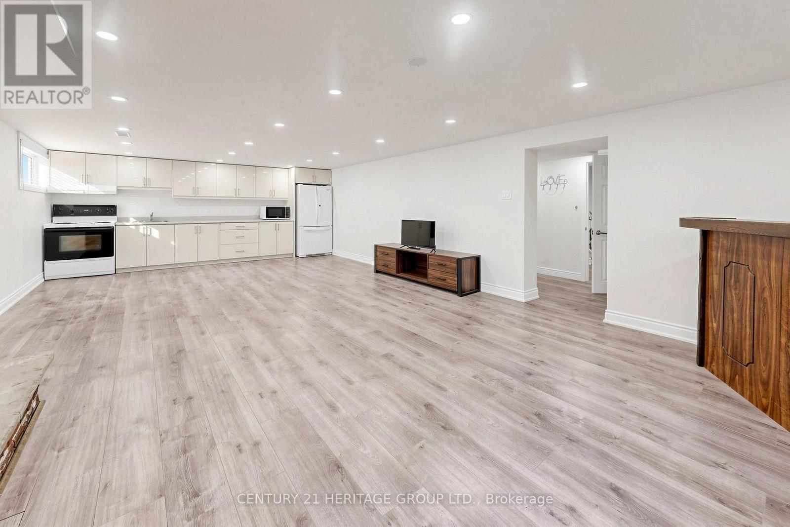 11 ELYNHILL DRIVE - 31