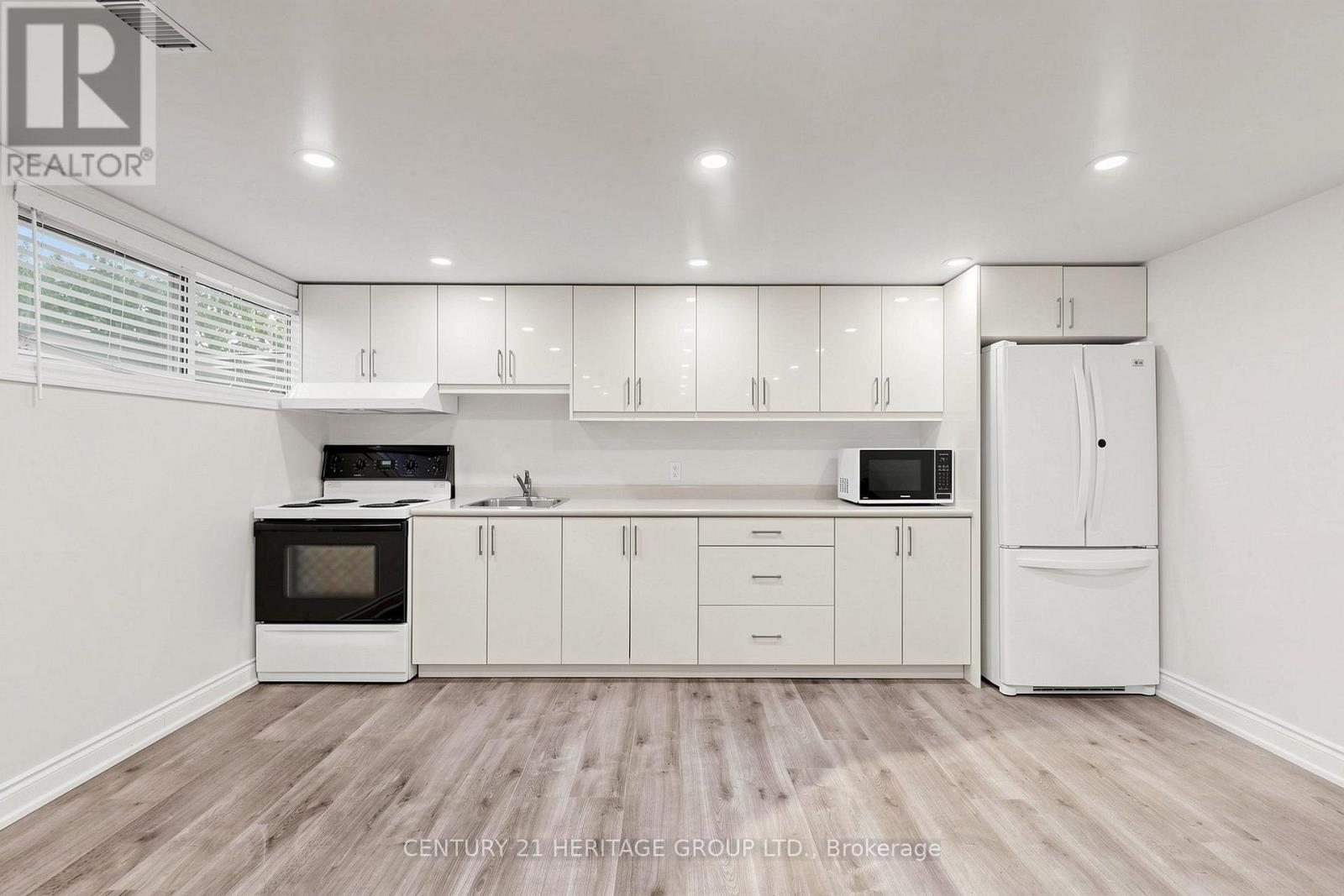 11 ELYNHILL DRIVE - 32