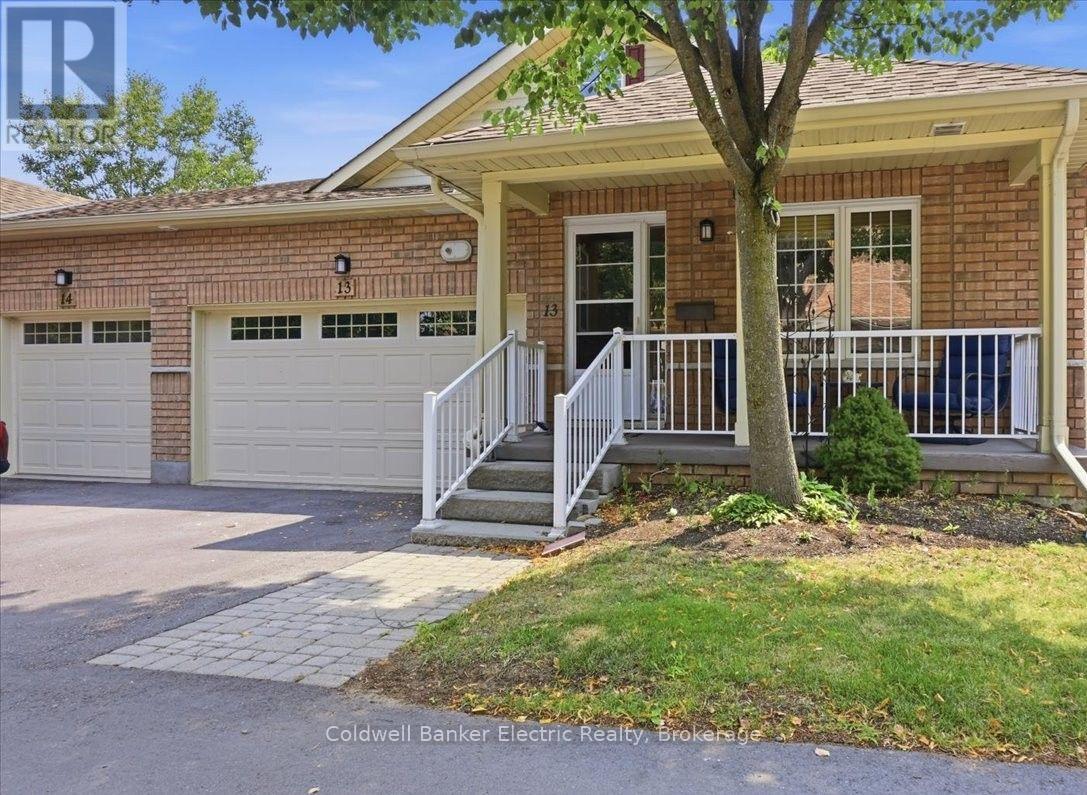 #13 877 WENTWORTH STREET - 1