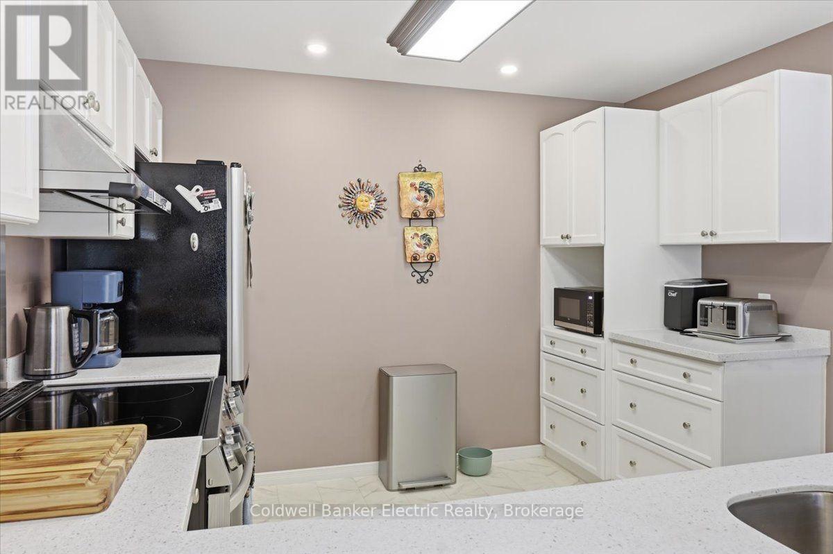 #13 877 WENTWORTH STREET - 12
