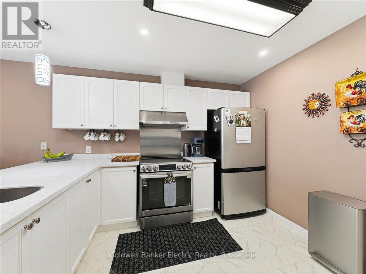 #13 877 WENTWORTH STREET - Image 13