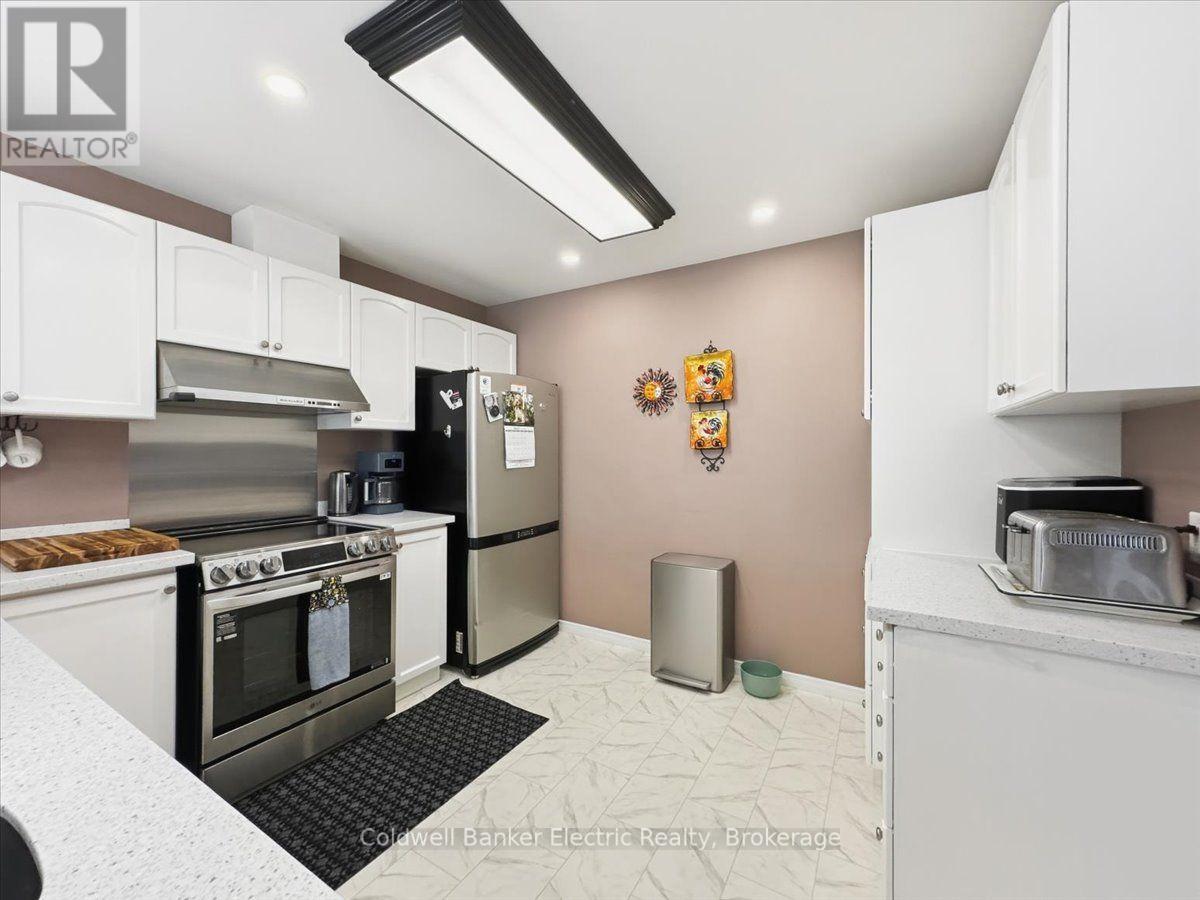 #13 877 WENTWORTH STREET - 14