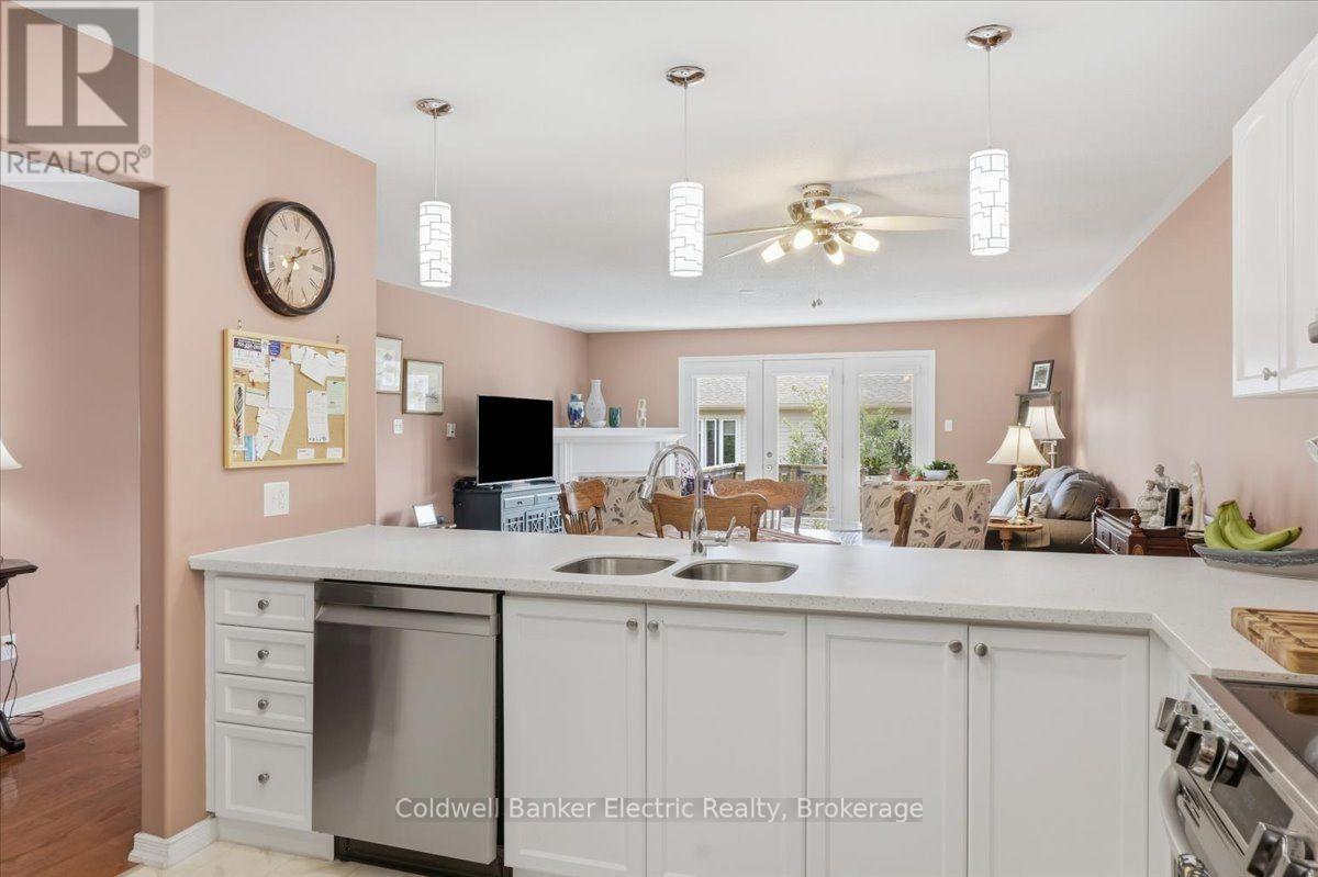 #13 877 WENTWORTH STREET - 16