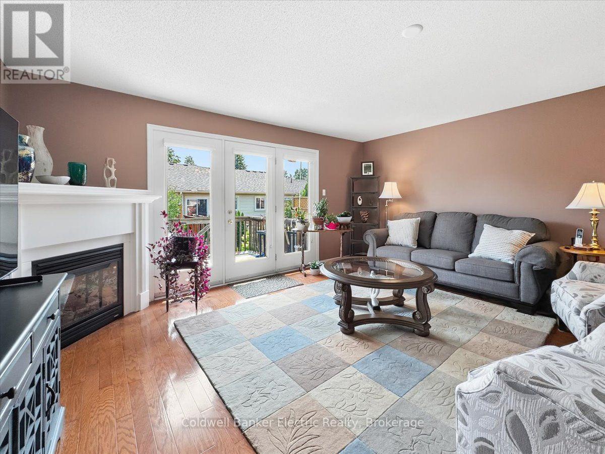 #13 877 WENTWORTH STREET - 21