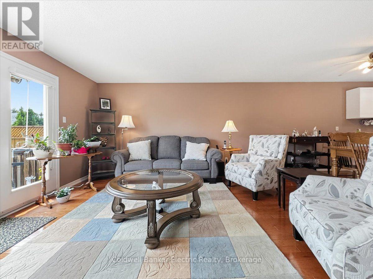 #13 877 WENTWORTH STREET - 23