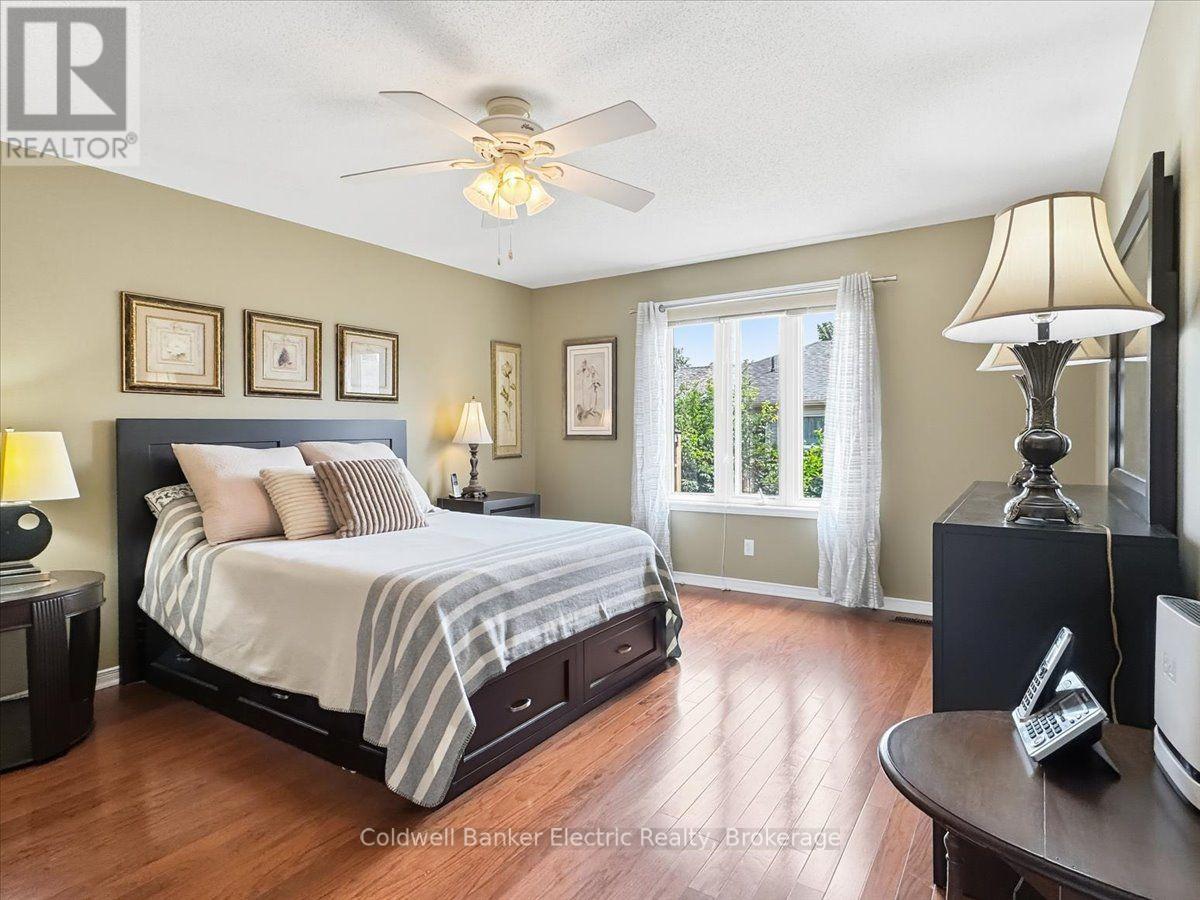 #13 877 WENTWORTH STREET - 26