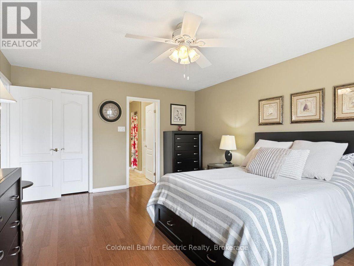 #13 877 WENTWORTH STREET - 27