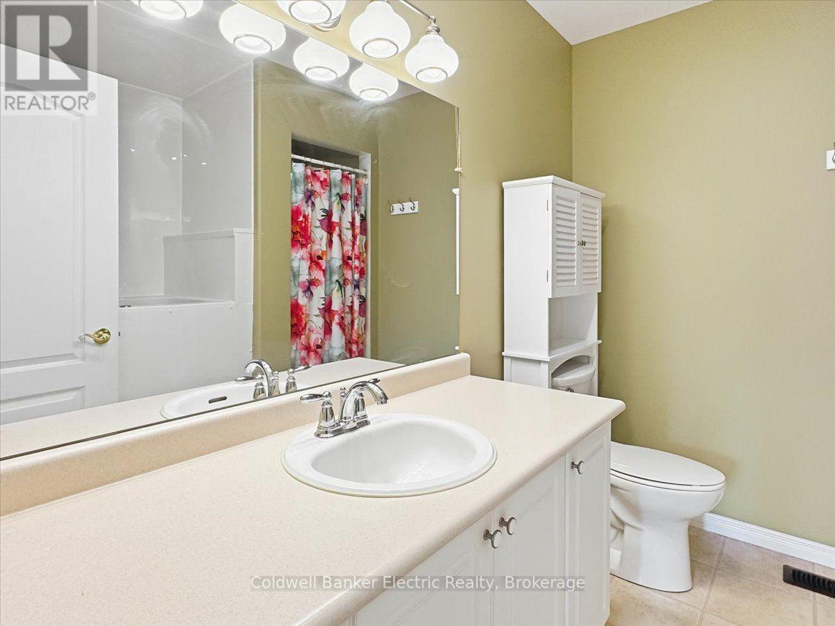 #13 877 WENTWORTH STREET - 28