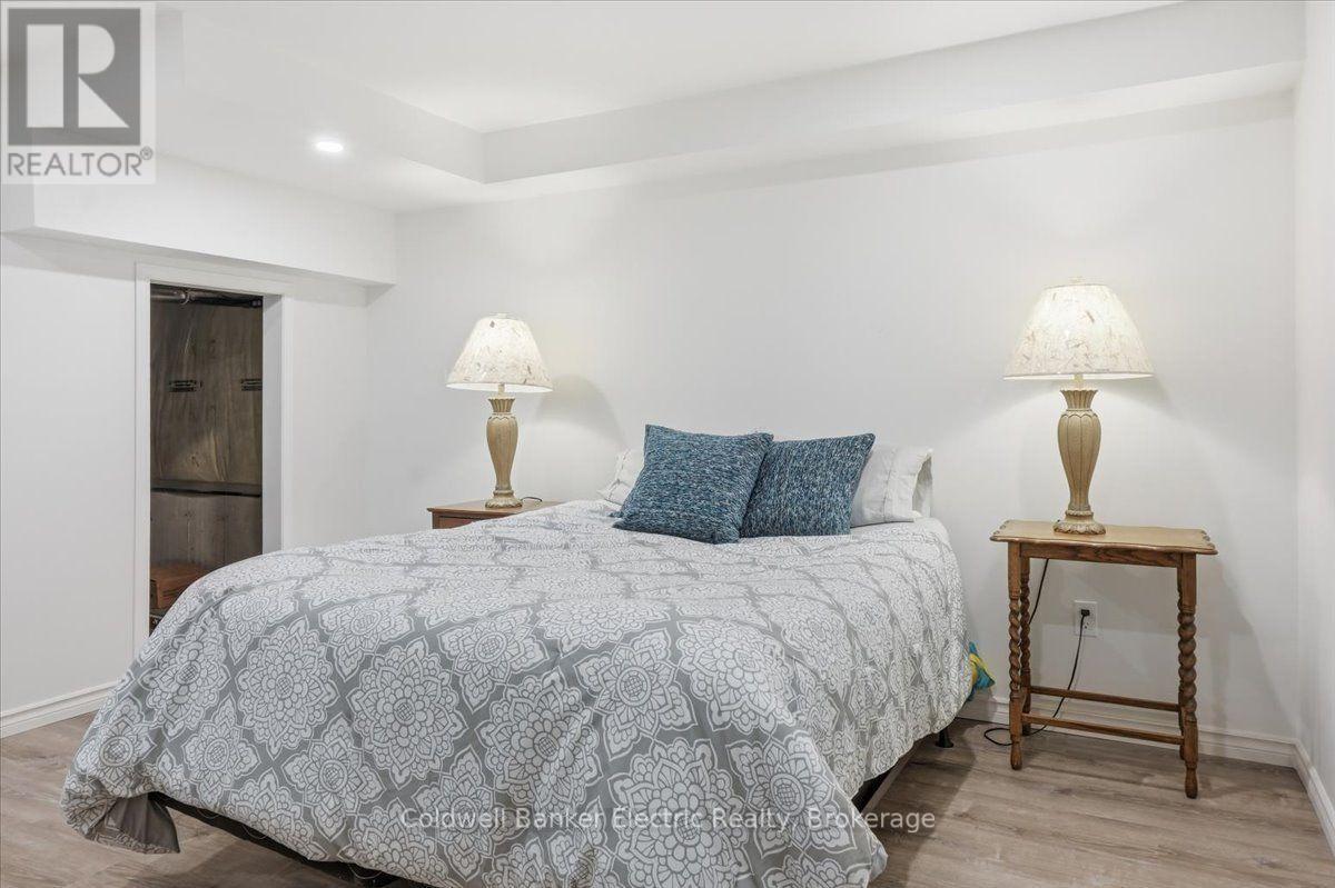 #13 877 WENTWORTH STREET - 31