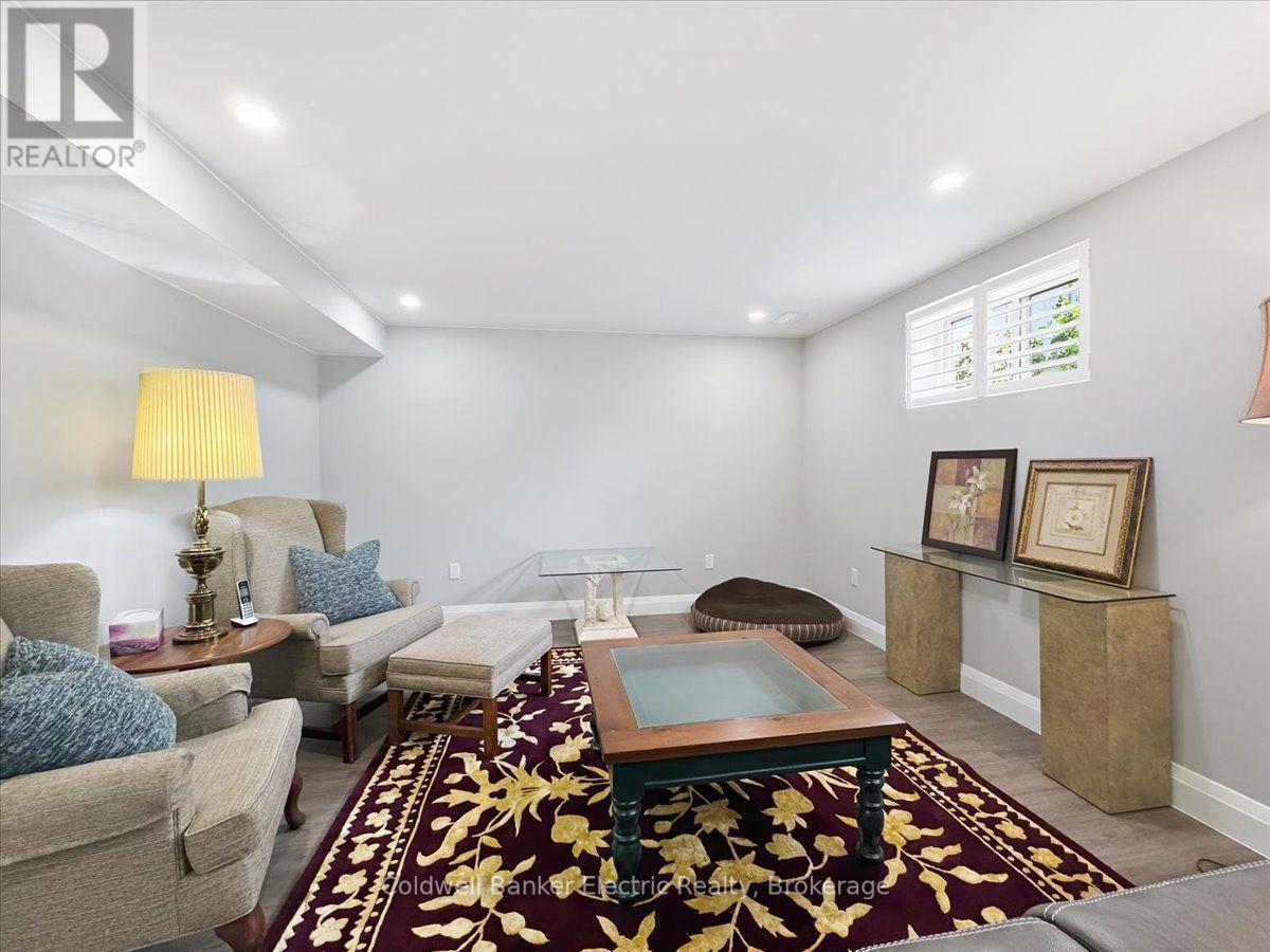 #13 877 WENTWORTH STREET - Image 33