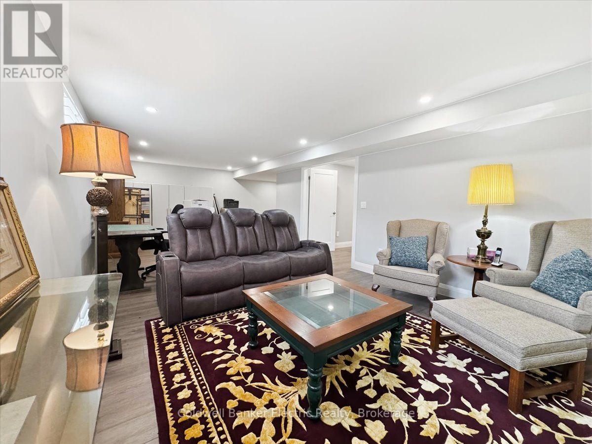 #13 877 WENTWORTH STREET - 34