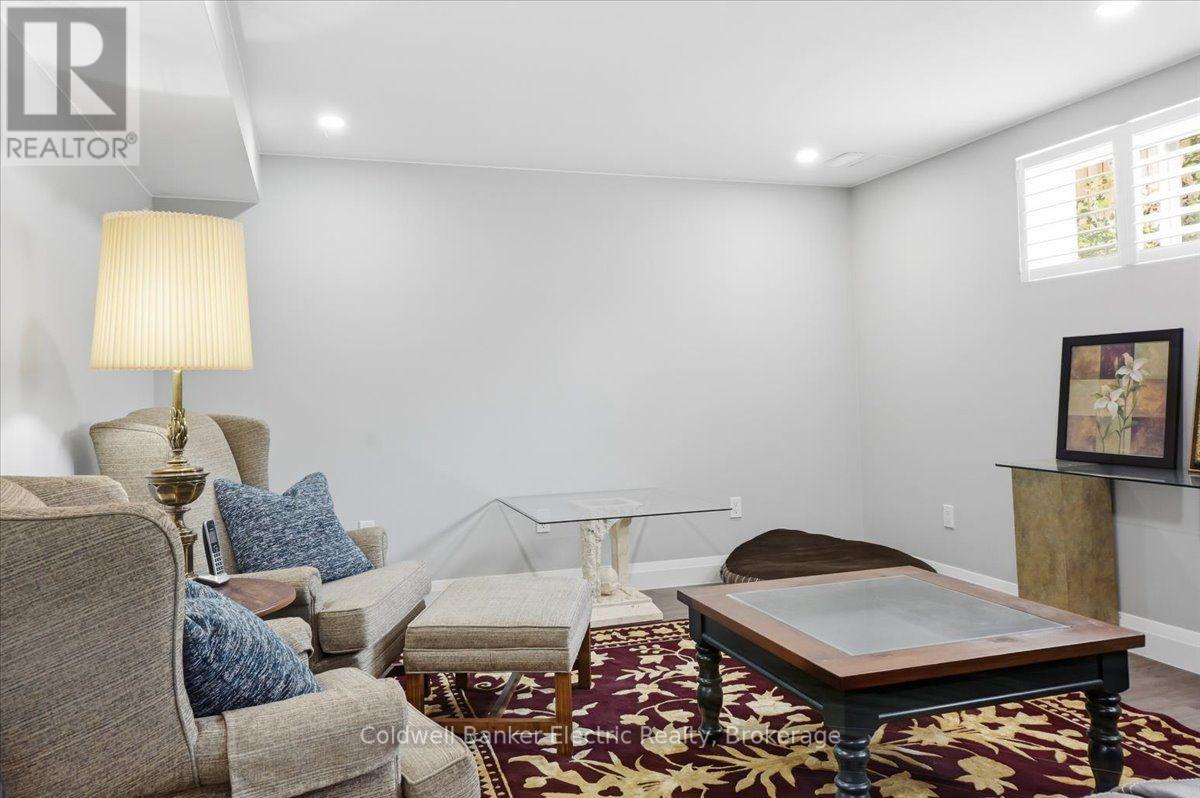 #13 877 WENTWORTH STREET - Image 35