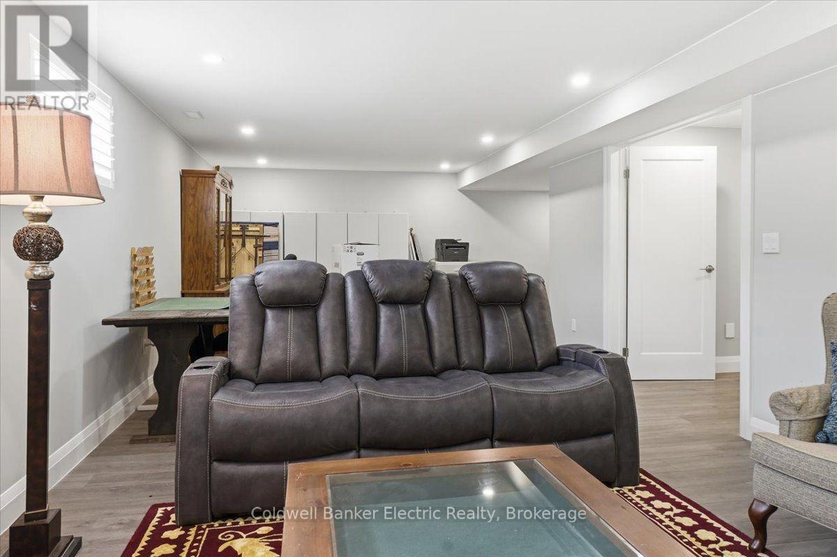 #13 877 WENTWORTH STREET - Image 36