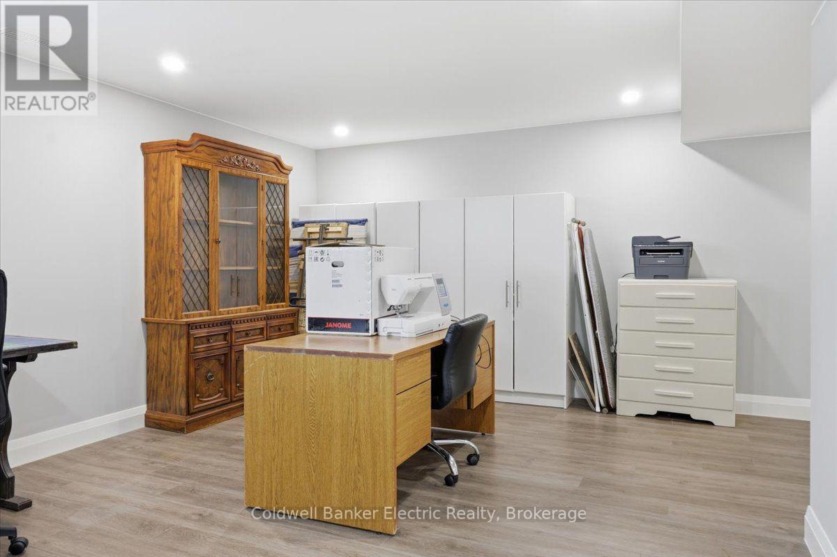 #13 877 WENTWORTH STREET - 37