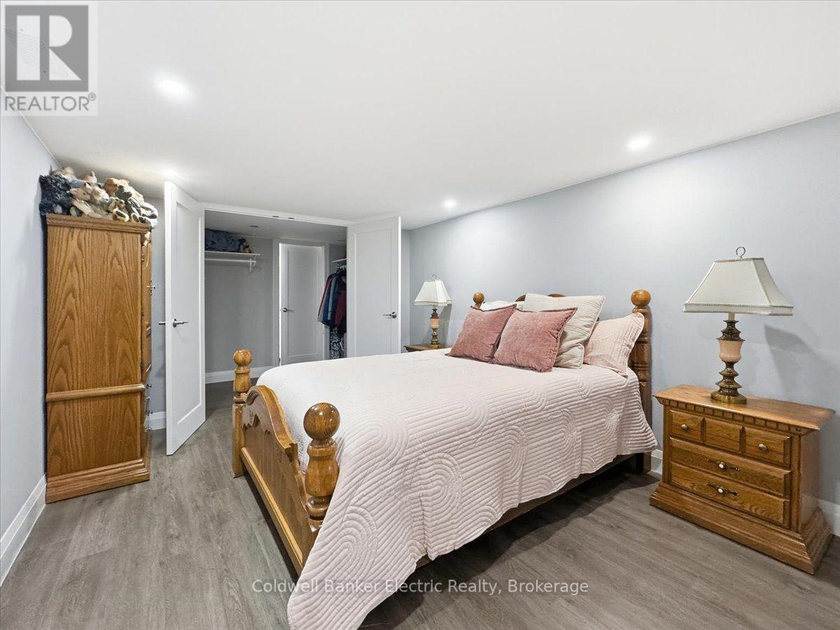 #13 877 WENTWORTH STREET - 38
