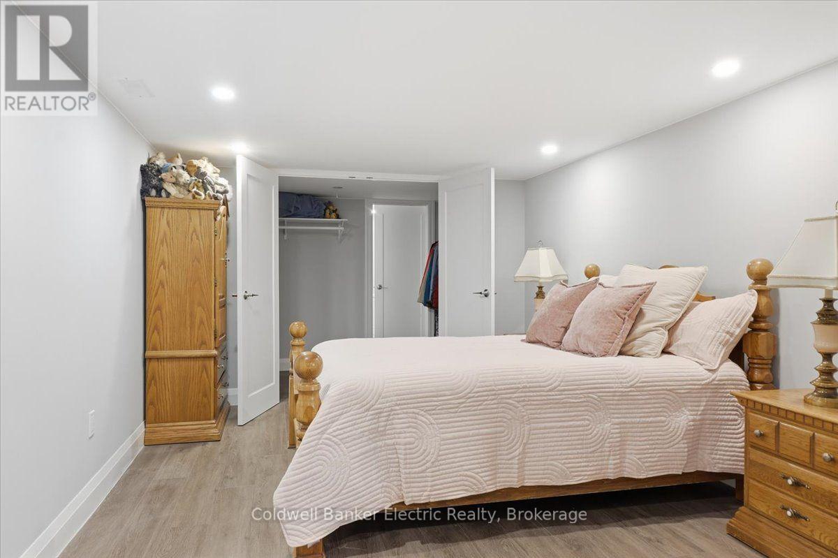 #13 877 WENTWORTH STREET - 39