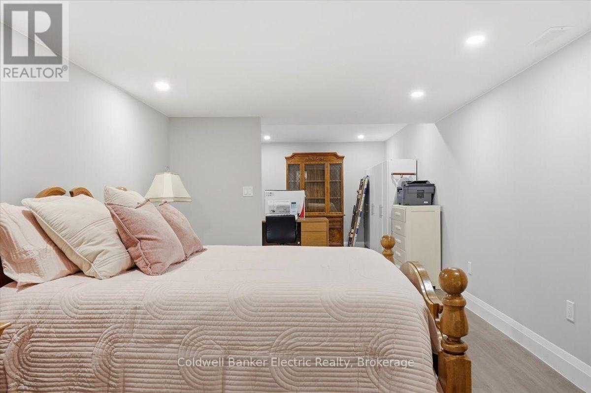 #13 877 WENTWORTH STREET - 40