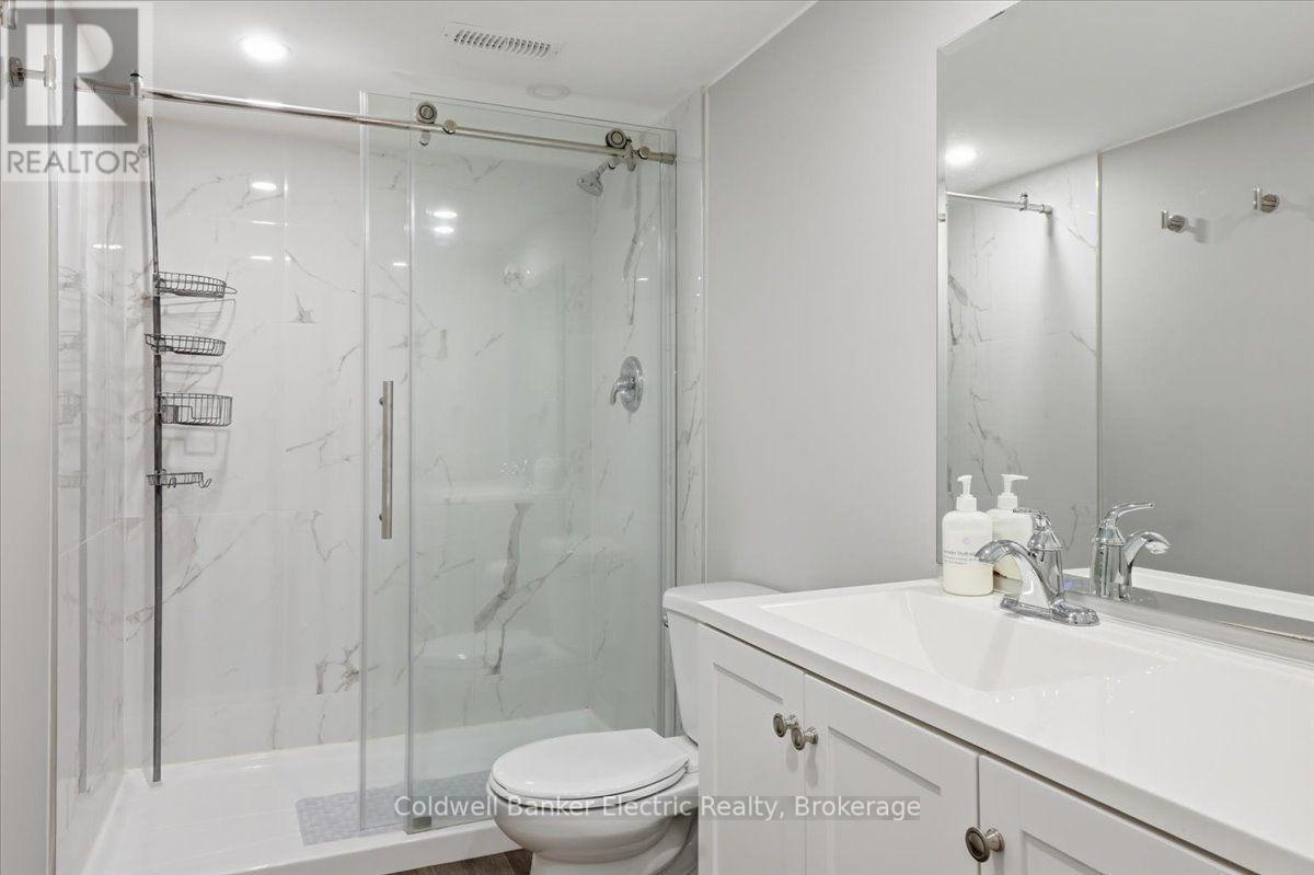 #13 877 WENTWORTH STREET - 42