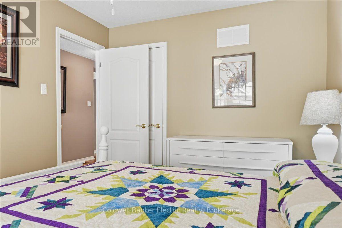 #13 877 WENTWORTH STREET - 9