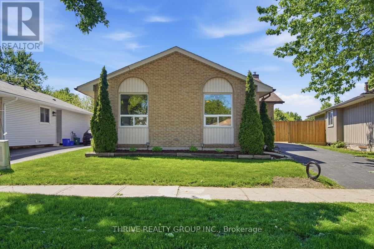 15 RENNY CRESCENT - 2