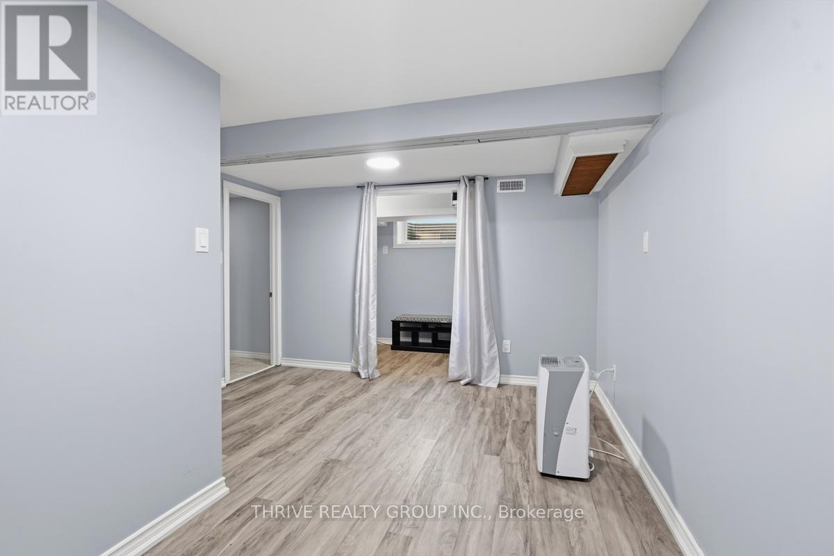 15 RENNY CRESCENT - 33